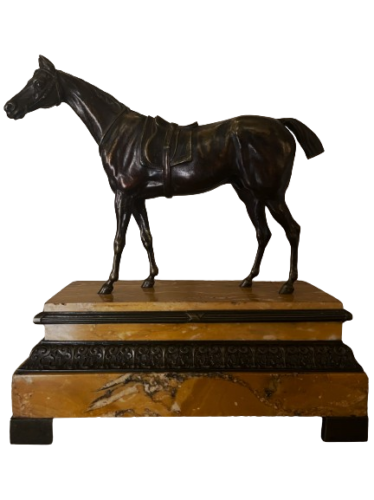 Cheval de course sellé en bronze
